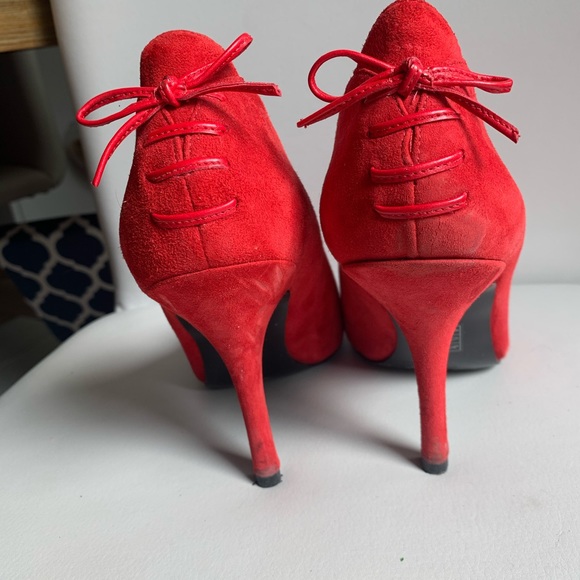 Red hot heels. - Picture 2 of 5